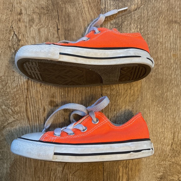 bright coral converse size 7 white laces - Picture 2 of 5
